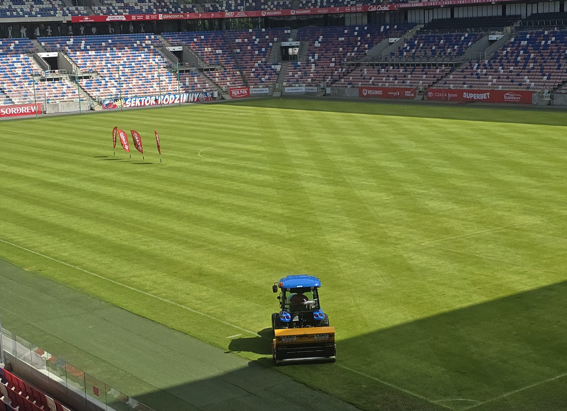 Dosiew szczelinowy Vredo – pielęgnacja murawy sportowej CARO
