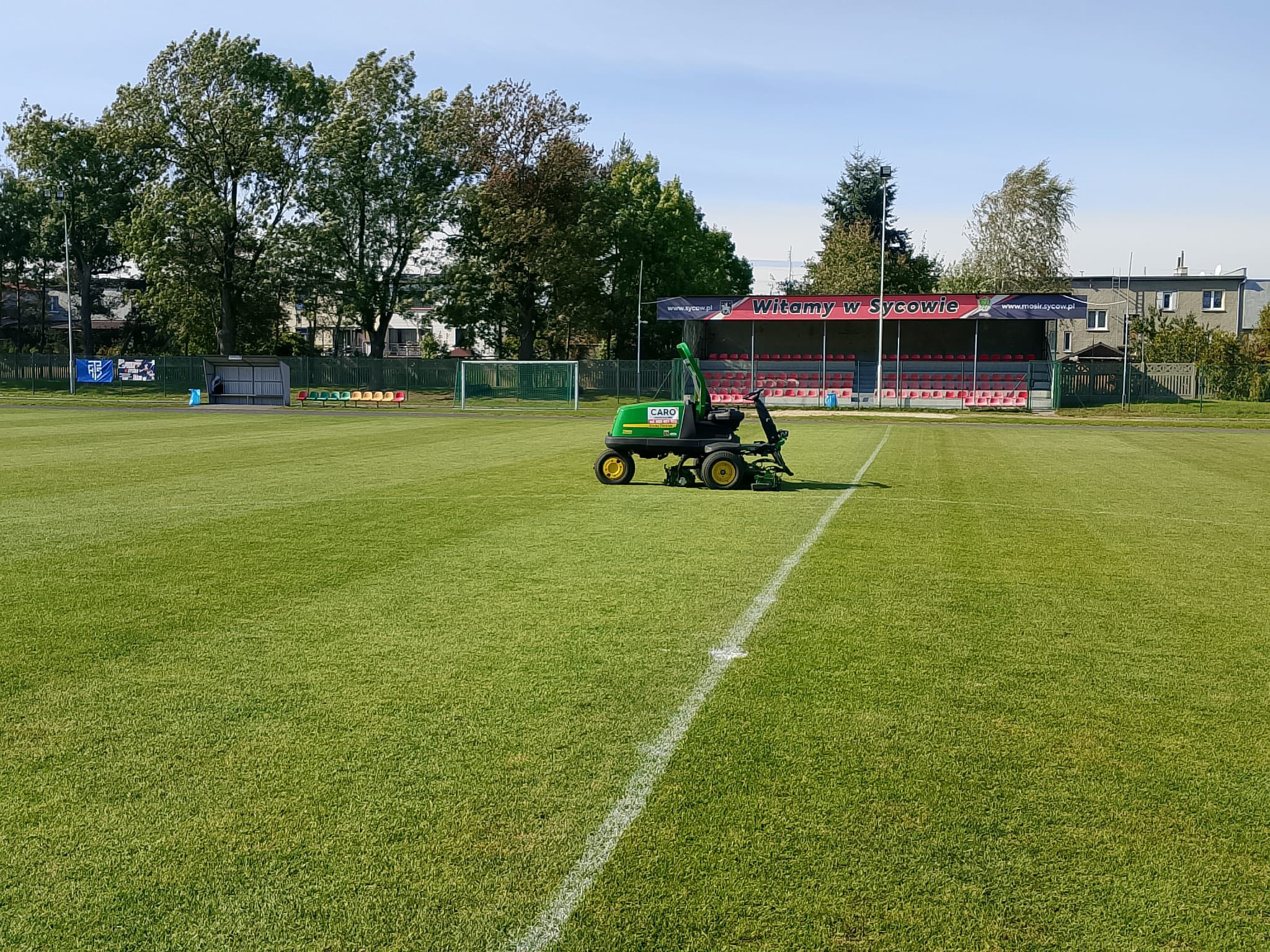 Pielęgnacja boiska sportowego – aeracja murawy CARO