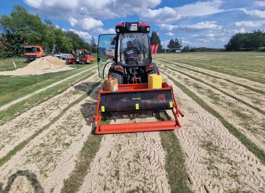 Aeracja murawy na stadionie – widok z lotu ptaka CARO