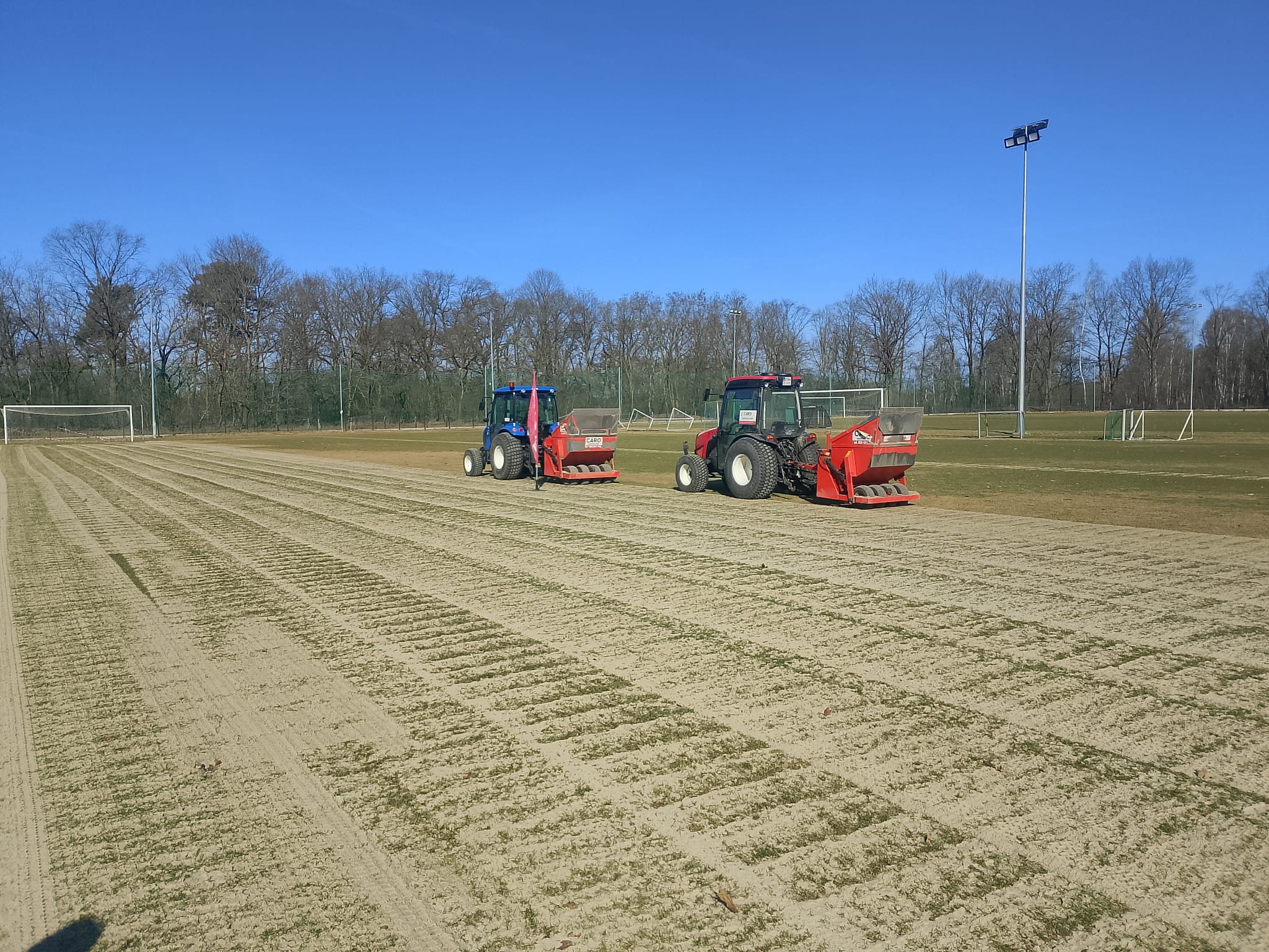 Piaskowanie stadionu piłkarskiego – kompleksowa obsługa murawy CARO