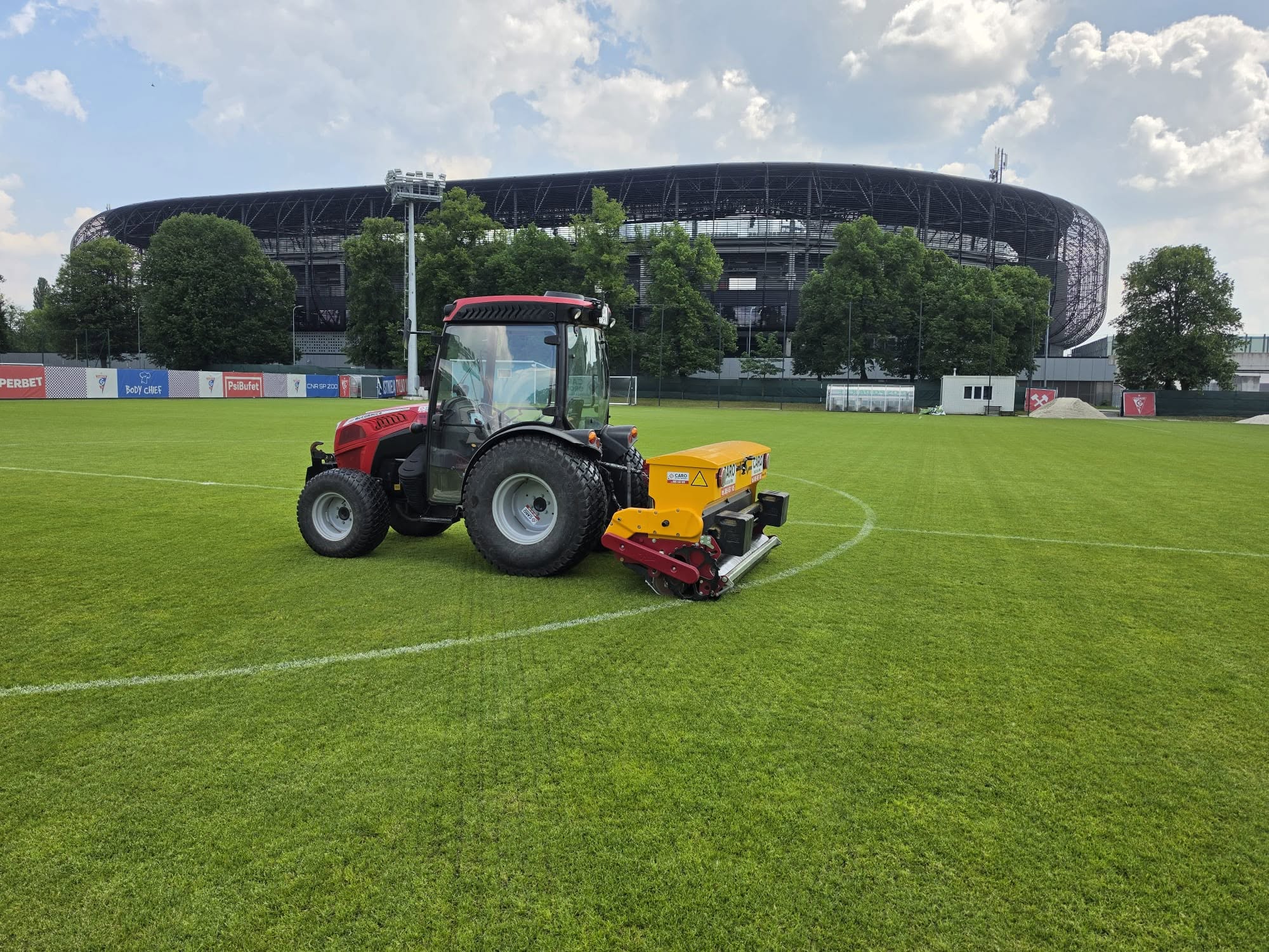 Wertykulacja murawy na stadionie – pielęgnacja boisk Zabrze CARO