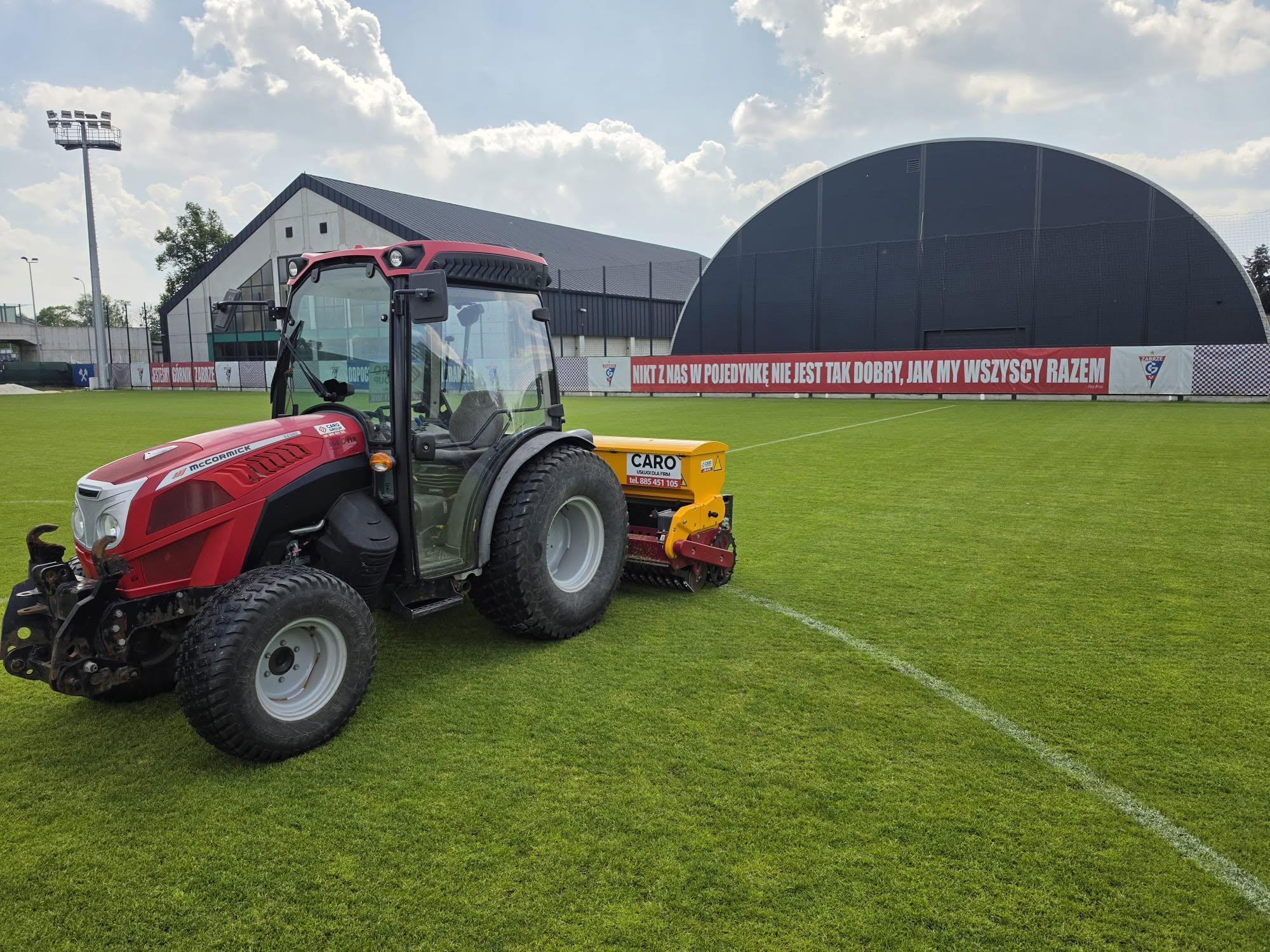 Pielęgnacja boisk Zabrze – wertykulacja murawy stadionowej CARO